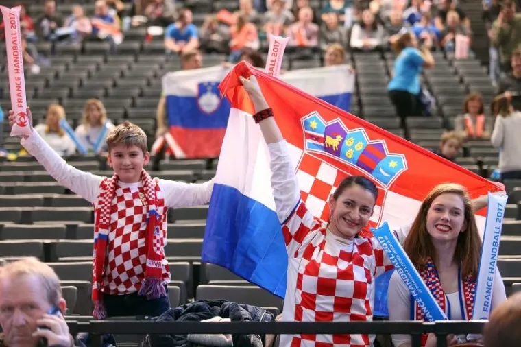 CRVENO-BIJELE TRIBINE: Cico Kranjčar među navijačima na utakmici Hrvatska-Slovenija