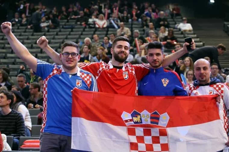 CRVENO-BIJELE TRIBINE: Cico Kranjčar među navijačima na utakmici Hrvatska-Slovenija