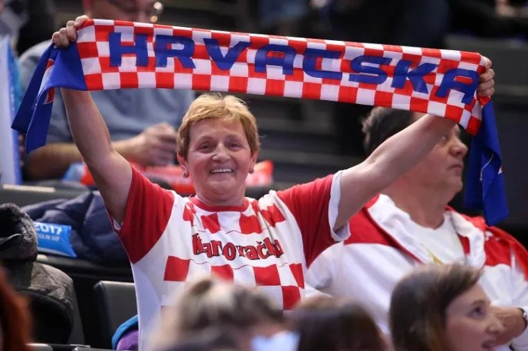 CRVENO-BIJELE TRIBINE: Cico Kranjčar među navijačima na utakmici Hrvatska-Slovenija