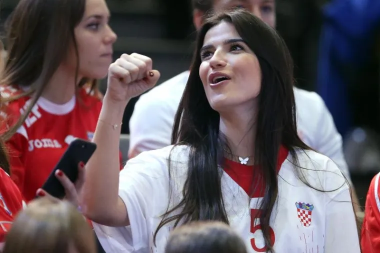 CRVENO-BIJELE TRIBINE: Cico Kranjčar među navijačima na utakmici Hrvatska-Slovenija