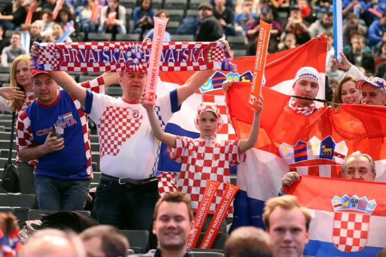 CRVENO-BIJELE TRIBINE: Cico Kranjčar među navijačima na utakmici Hrvatska-Slovenija