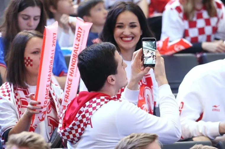 CRVENO-BIJELE TRIBINE: Cico Kranjčar među navijačima na utakmici Hrvatska-Slovenija