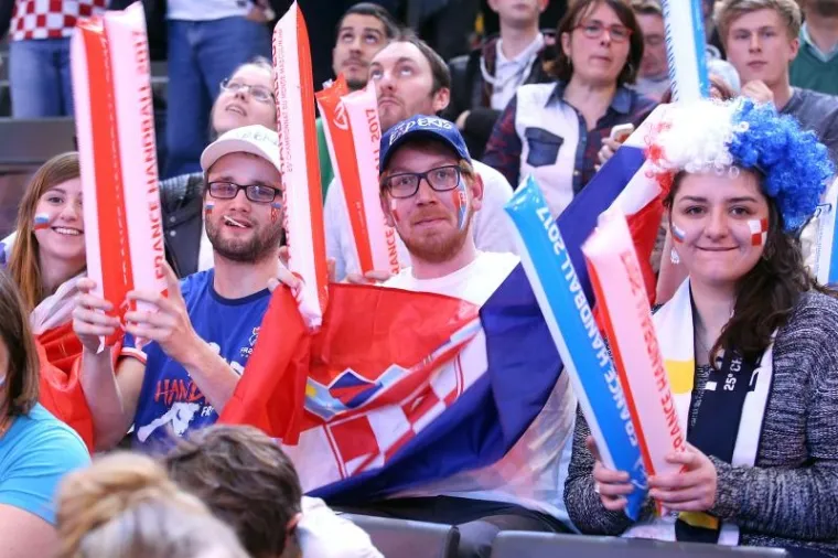 CRVENO-BIJELE TRIBINE: Cico Kranjčar među navijačima na utakmici Hrvatska-Slovenija