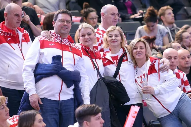 CRVENO-BIJELE TRIBINE: Cico Kranjčar među navijačima na utakmici Hrvatska-Slovenija