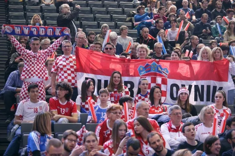 CRVENO-BIJELE TRIBINE: Cico Kranjčar među navijačima na utakmici Hrvatska-Slovenija