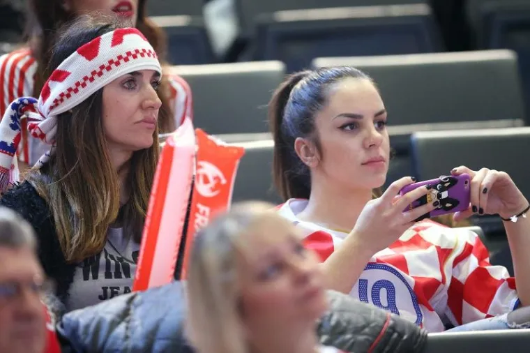 CRVENO-BIJELE TRIBINE: Cico Kranjčar među navijačima na utakmici Hrvatska-Slovenija