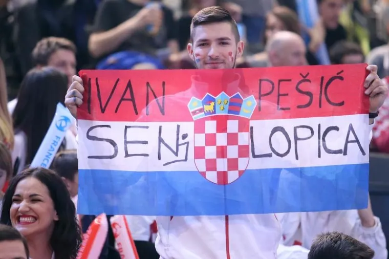 CRVENO-BIJELE TRIBINE: Cico Kranjčar među navijačima na utakmici Hrvatska-Slovenija
