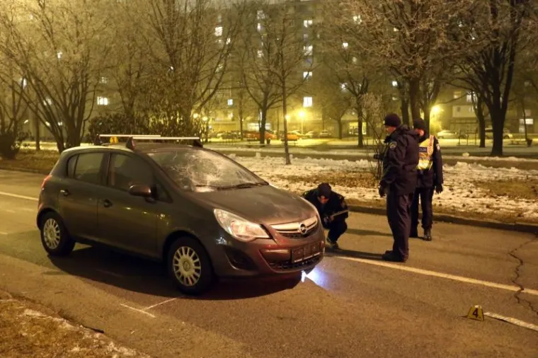TE&Scaron;KA PROMETNA NESREĆA U ZAGREBU: Na dvojicu policajaca naletio automobil