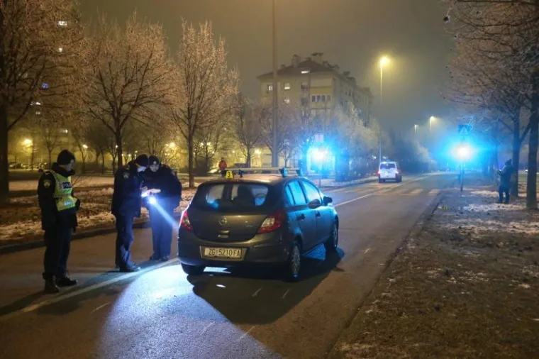 TE&Scaron;KA PROMETNA NESREĆA U ZAGREBU: Na dvojicu policajaca naletio automobil