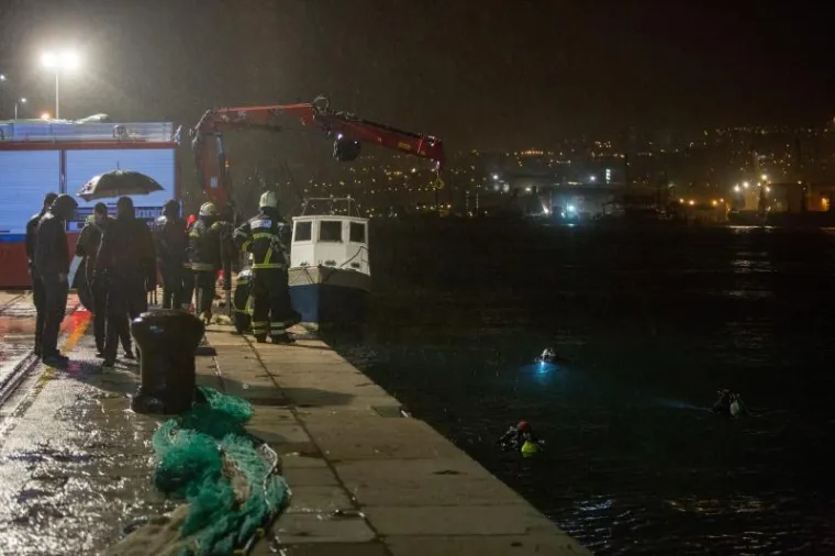 U utorak poslijepodne u more u riječkoj luci sletio je automobilom vozač i potonuo, a na mjesto nesreće iza&scaron;le su interventne službe i ronioci
