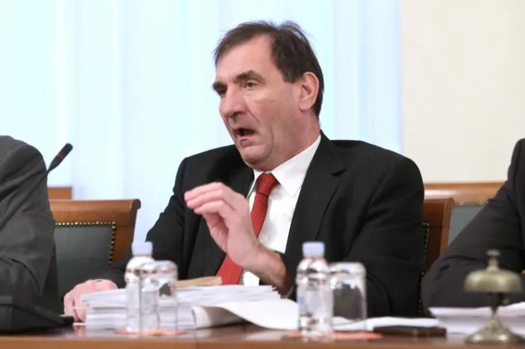 UHVAĆEN NA DJELU: Kako je SDP-ov zastupnik drijemao na sjednici saborskog odbora