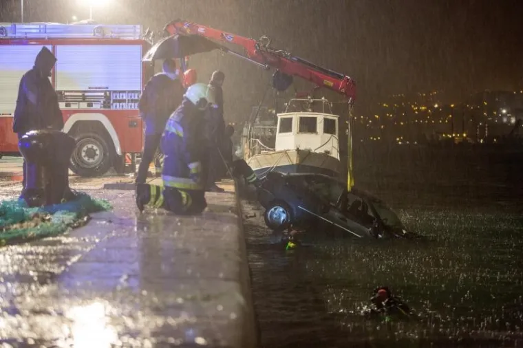 STRA&Scaron;NA NESREĆA U RIJECI: Citroen upao u more, vozač je poginuo
