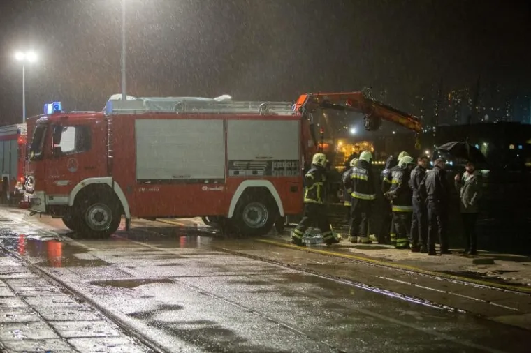 Na kraju rijeckog lukobrana, na Molo longu u more je pao automobil marke Citroen. Vozač je poginuo.