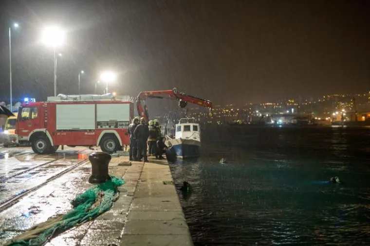 STRA&Scaron;NA NESREĆA U RIJECI: Citroen upao u more, vozač je poginuo