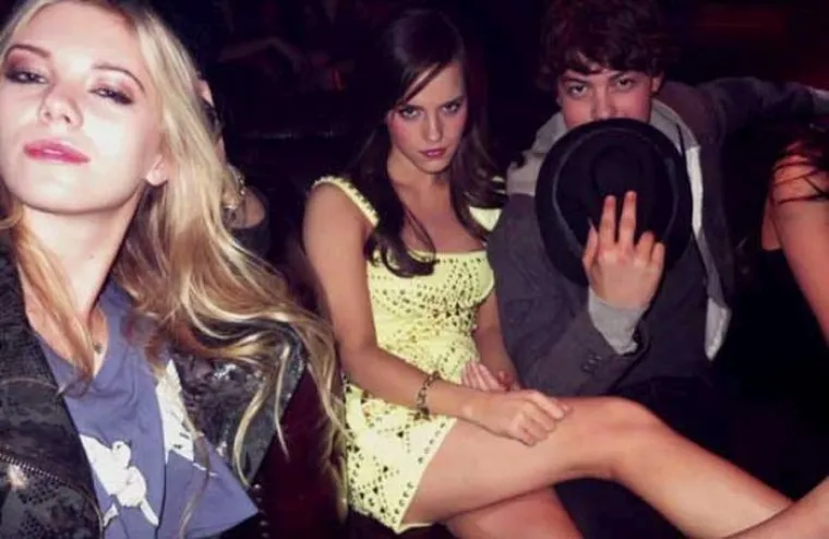 Zvijezde se obično fotografiraju na crvenim tepisima i u najboljem izdanju, no tu i tamo pristanu i na fotografije s  obožavateljima ili se slikaju u opu&scaron;tenijem izdanju. U nastavku smo okupili neke od takvih amaterskih fotografija zvijezda.