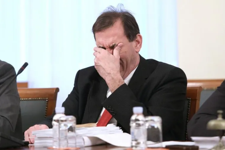 Sjednica u 8.30 sati ipak im je prerana: pogledajte kako pospani Stazić (ne) prati sastanak