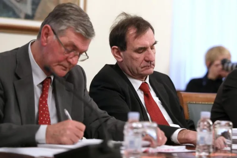 Sjednica u 8.30 sati ipak im je prerana: pogledajte kako pospani Stazić (ne) prati sastanak