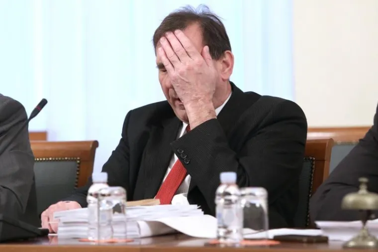 Sjednica u 8.30 sati ipak im je prerana: pogledajte kako pospani Stazić (ne) prati sastanak