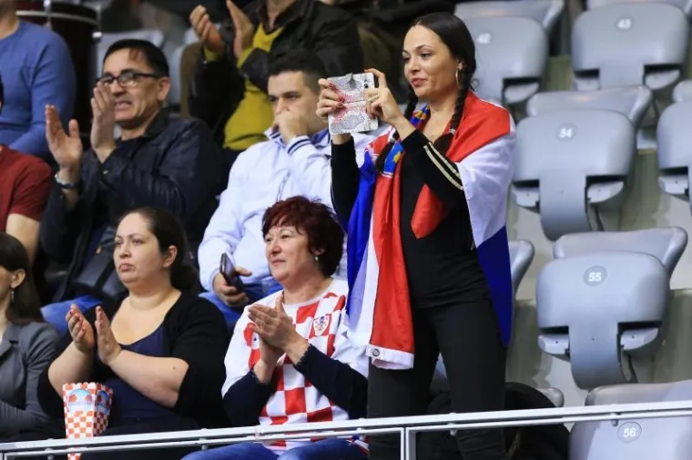 &Scaron;PANJOLCI POHARALI TRIBINE: Pogledajte kakvu su atmosferu priredili Osječani za Davis Cup