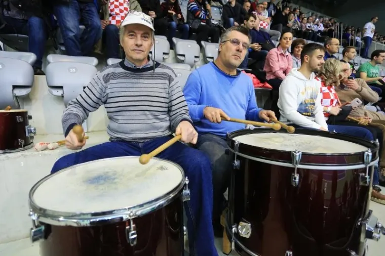 &Scaron;PANJOLCI POHARALI TRIBINE: Pogledajte kakvu su atmosferu priredili Osječani za Davis Cup