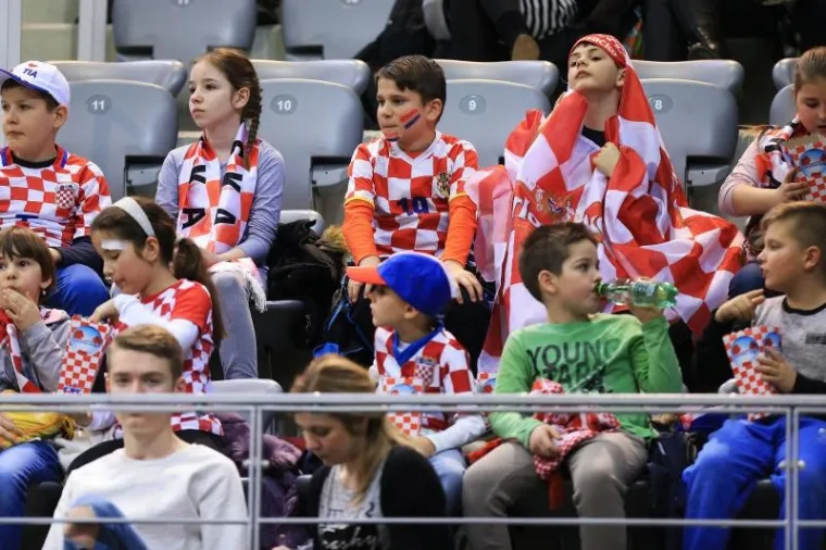 &Scaron;PANJOLCI POHARALI TRIBINE: Pogledajte kakvu su atmosferu priredili Osječani za Davis Cup