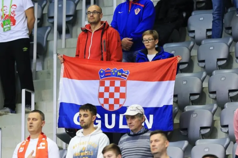 &Scaron;PANJOLCI POHARALI TRIBINE: Pogledajte kakvu su atmosferu priredili Osječani za Davis Cup