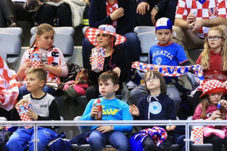 &Scaron;PANJOLCI POHARALI TRIBINE: Pogledajte kakvu su atmosferu priredili Osječani za Davis Cup