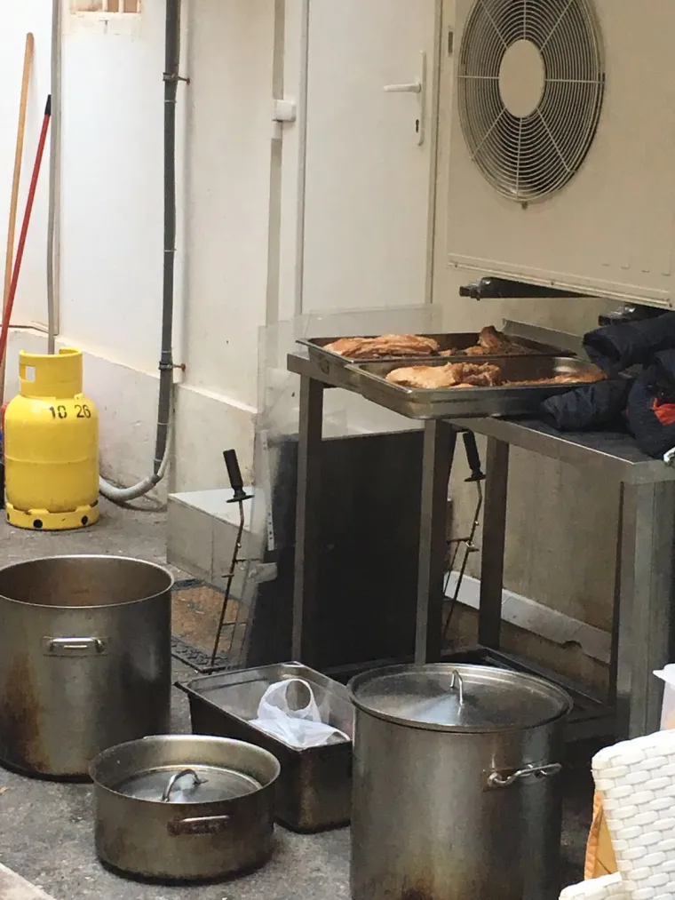 SKANDAL: Pogledajte jezive uvjete u kojima poznati zagrebački restoran drži hranu