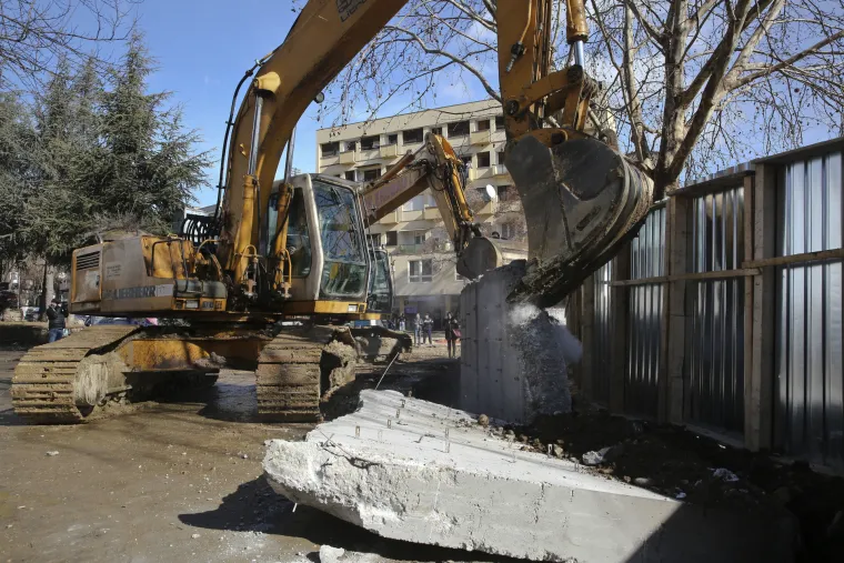 Zid u Kosovskoj Mitrovici