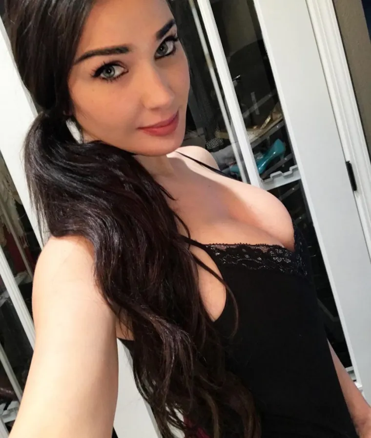 POGLEDAJTE SAMO NJEZINE... &Scaron;ARM: Prelijeva se na sve strane, zaista nije čudo &scaron;to je prati gotovo 3 milijuna ljudi