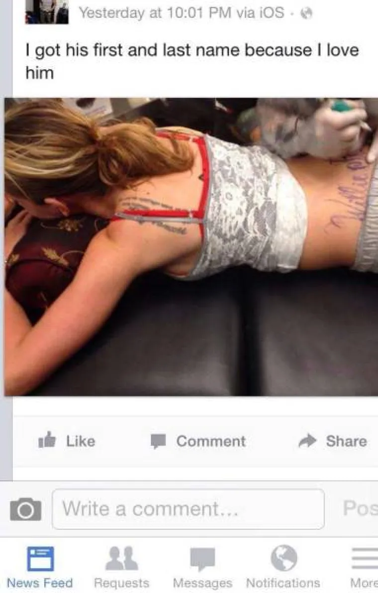 Cura tetovira ime i prezime svojeg dečka