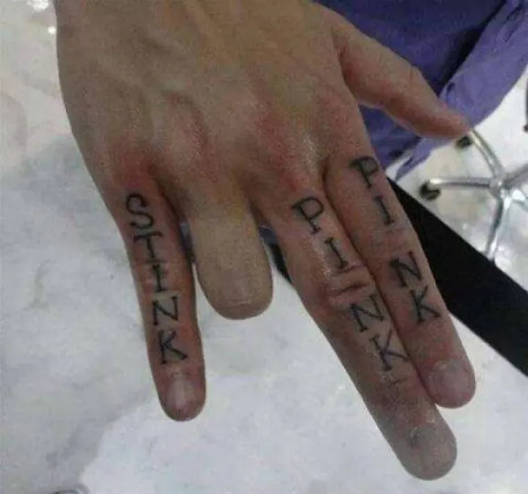 Tetovaža koja podsjeća koji prsti idu u vaginu, a koji u guzu