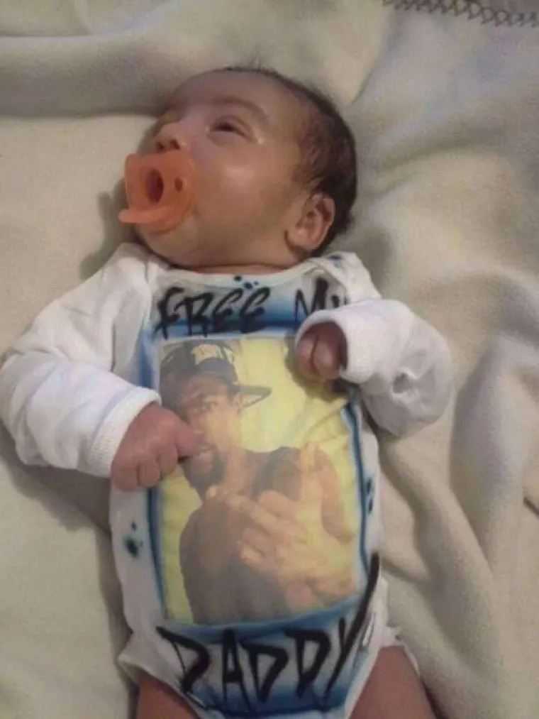 Dijete s natpisom 'Oslobodite mi tatu'