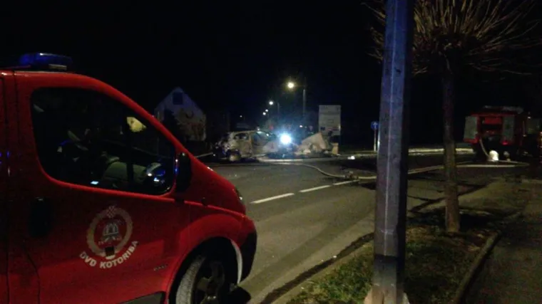 Sudarila se s raspelom i poginula u gorućem autu