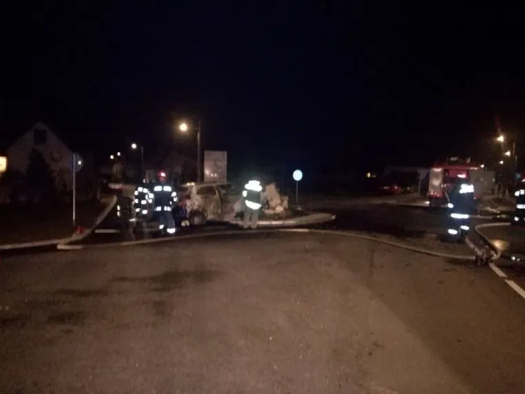 Sudarila se s raspelom i poginula u gorućem autu