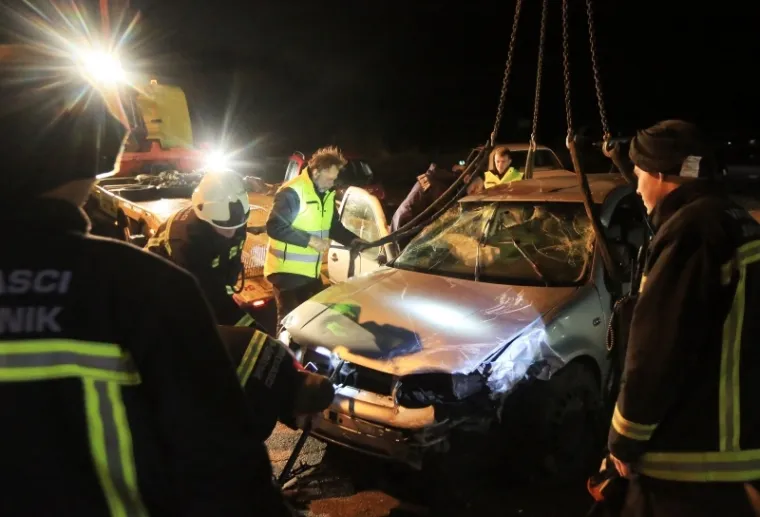 &Scaron;ibenik: Osobni automobil sletio u provaliju