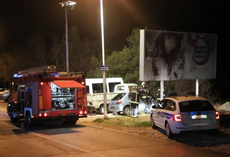 &Scaron;ibenik: Osobni automobil sletio u provaliju