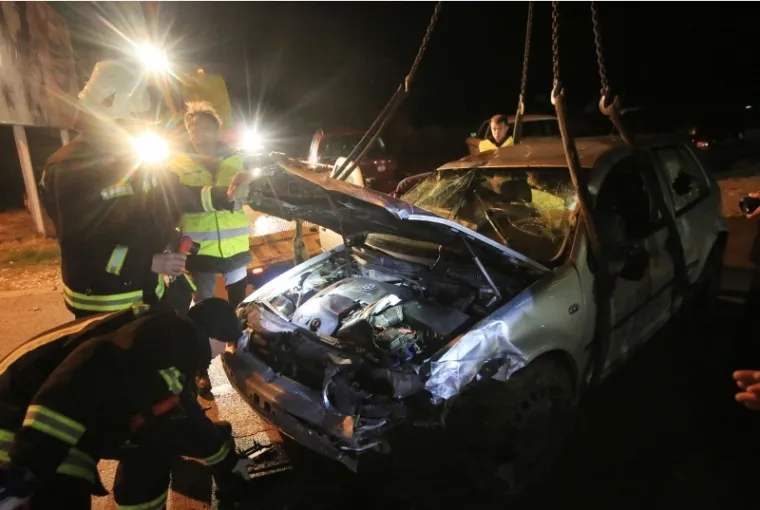 &Scaron;ibenik: Osobni automobil sletio u provaliju