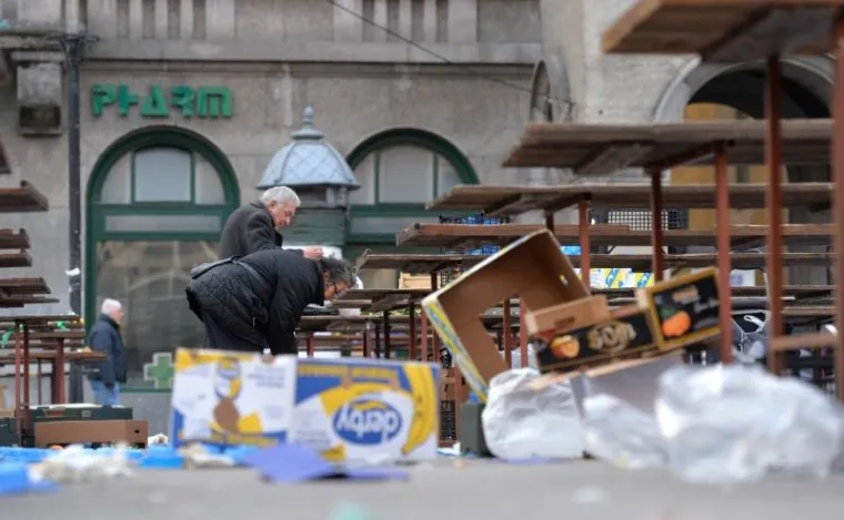 Slika Hrvatske izravno s Dolca: mnogima je voće i povrće preskupo pa prebiru po ostacima koje su ostavili prodavači