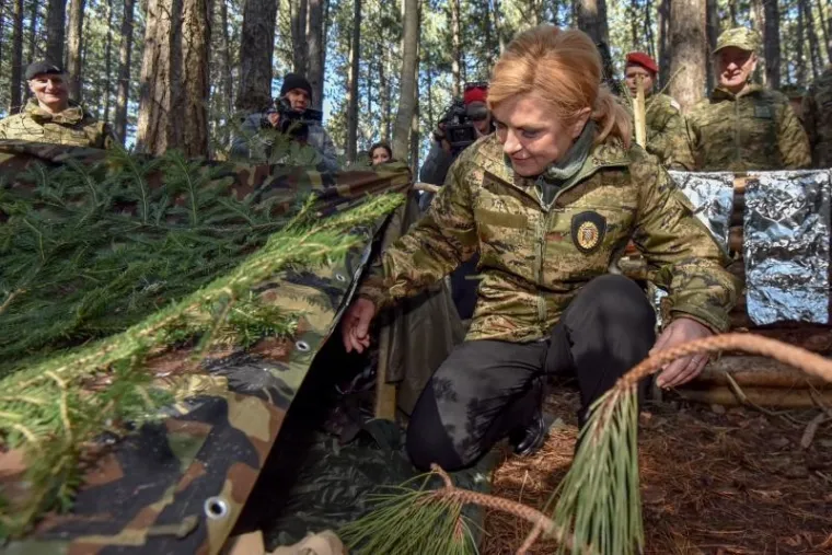 Predsjednica RH i vrhovna zapovjednica Oružanih snaga, Kolinda Grabar-Kitarović, u pratnji načelnika Glavnog stožera, generala zbora Mirka &Scaron;undova, posjetila je u srijedu zimski kamp Kadetske bojne OS RH u vojarni &ldquo;Josip Jović&rdquo; u Udbini.