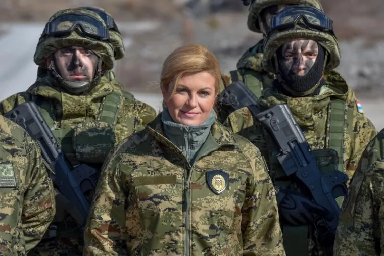 KOLINDA U UNIFORMI: Predsjednica posjetila zimski kamp u Udbini