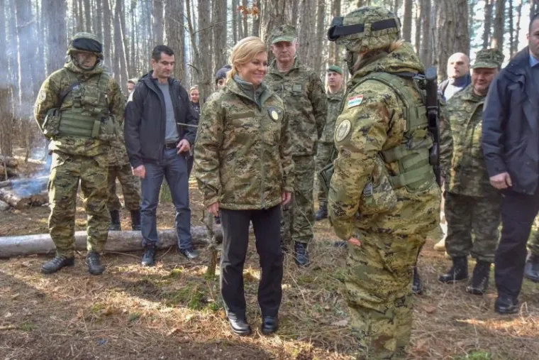 KOLINDA U UNIFORMI: Predsjednica posjetila zimski kamp u Udbini