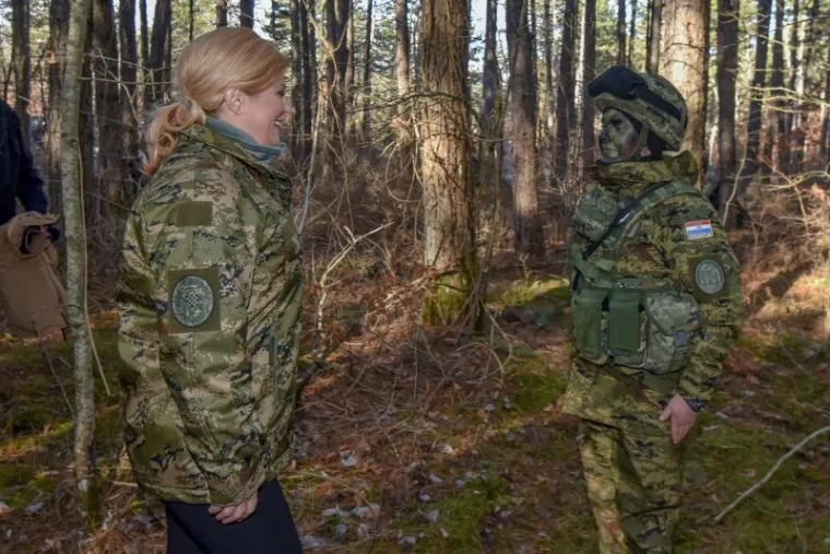 KOLINDA U UNIFORMI: Predsjednica posjetila zimski kamp u Udbini