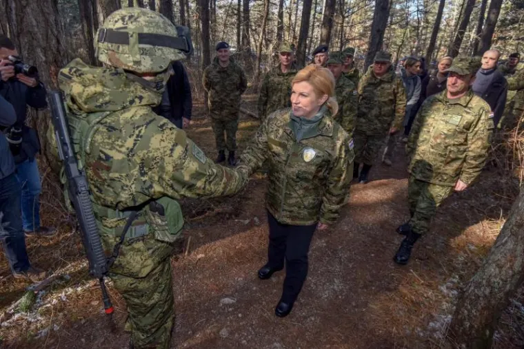 KOLINDA U UNIFORMI: Predsjednica posjetila zimski kamp u Udbini