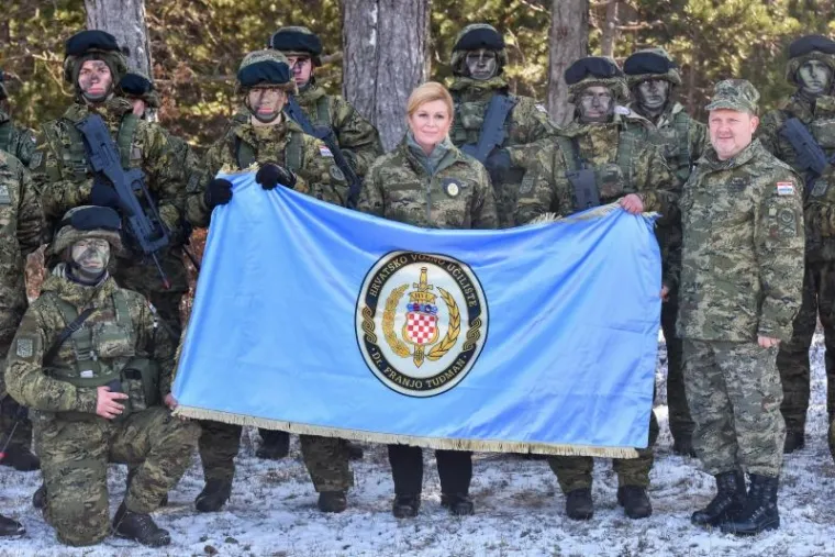 KOLINDA U UNIFORMI: Predsjednica posjetila zimski kamp u Udbini