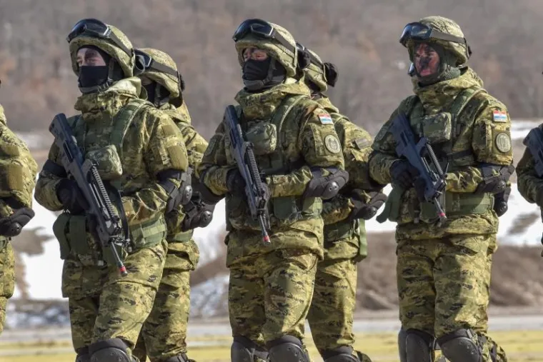 KOLINDA U UNIFORMI: Predsjednica posjetila zimski kamp u Udbini