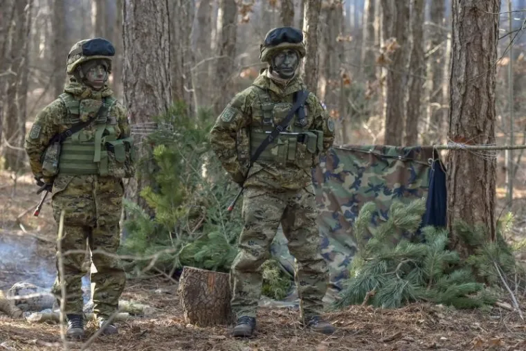 KOLINDA U UNIFORMI: Predsjednica posjetila zimski kamp u Udbini