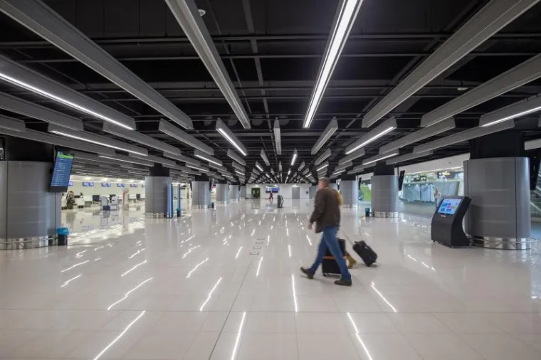 Putnici će u avione od sada moći ulaziti aviomostovima.