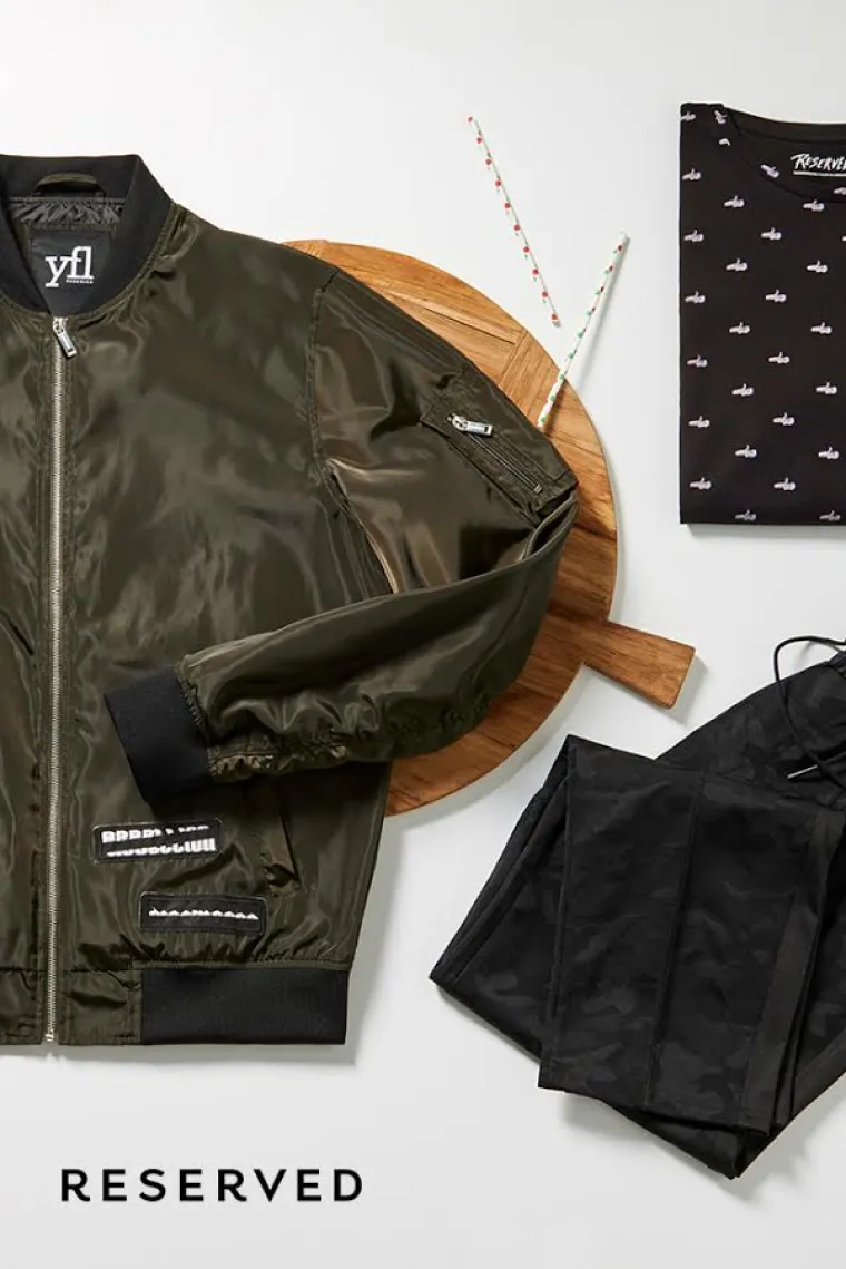 U mu&scaron;kim linijama  Reserved predstavlja modne dodatke u obliku gadgeta, kultne traper jakne i  tradicionalne baseball kape.