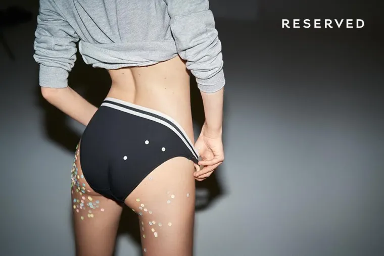 Kolekcijom donjeg rublja Reserved dizajneri poručuju da biti seksi nikada nije bilo  jednostavnije. Tko bi pomislio da će sportske gaćice postati simbolom zavodnica? Umjesto dosada&scaron;njeg zavodljivog rublja u stilu femme fatale, Reserved ovog  Valentinova zastupa izgled djevojke iz susjedstva.